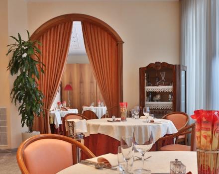A disposizione saletta privata per cene di lavoro, ristorante I Meridiani Forlì.