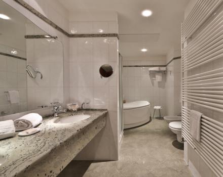 Soggiorno esclusivo ed elegante, sala da bagno con doccia e vasca idromassaggio per due persone, Best Western Hotel Globus City Forlì