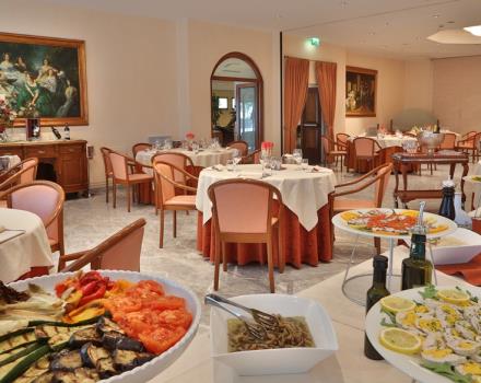 Aperto a pranzo e cena, ristorante I Meridiani Best Western Hotel Globus City, propone ricco buffet di antipasti, verdure cotte e crude. Specialità di carne, pesce e prodotti regionali