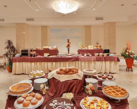 Ricco buffet con prodotti freschi fatti in casa, torte muffin, dolcetti, dolci e salati