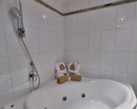 Soggiorno esclusivo ed elegante, sala da bagno con doccia e vasca idromassaggio a due posti, Best Western Hotel Globus City 4 stelle